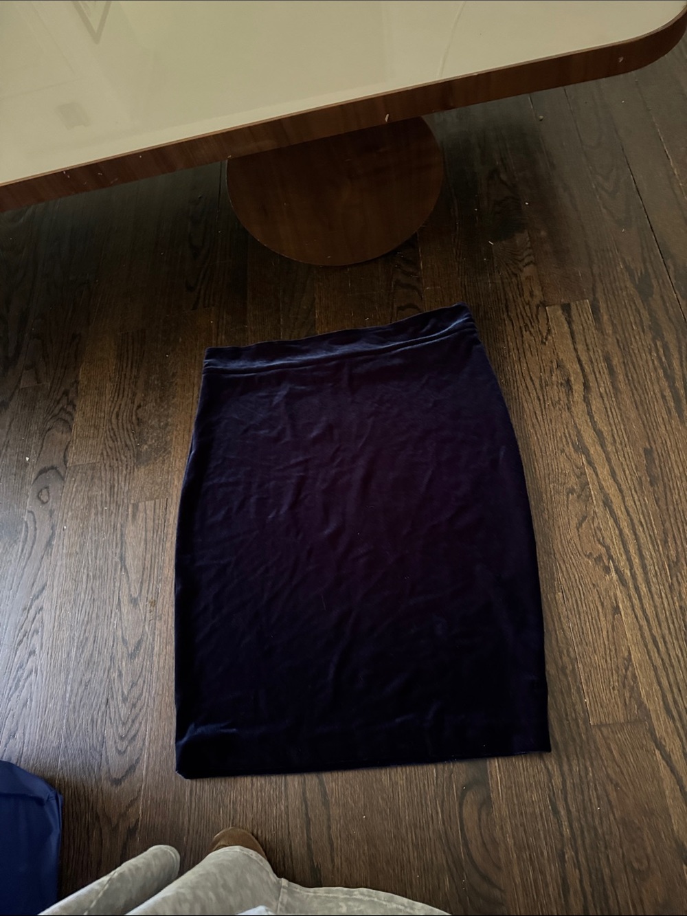Sleek Velvet Pencil Skirt in Deep Navy